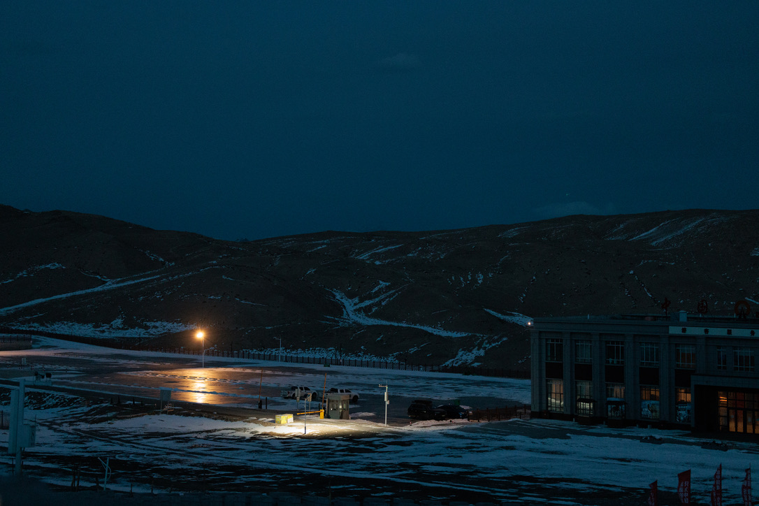 理想 ONE 在山下等我们