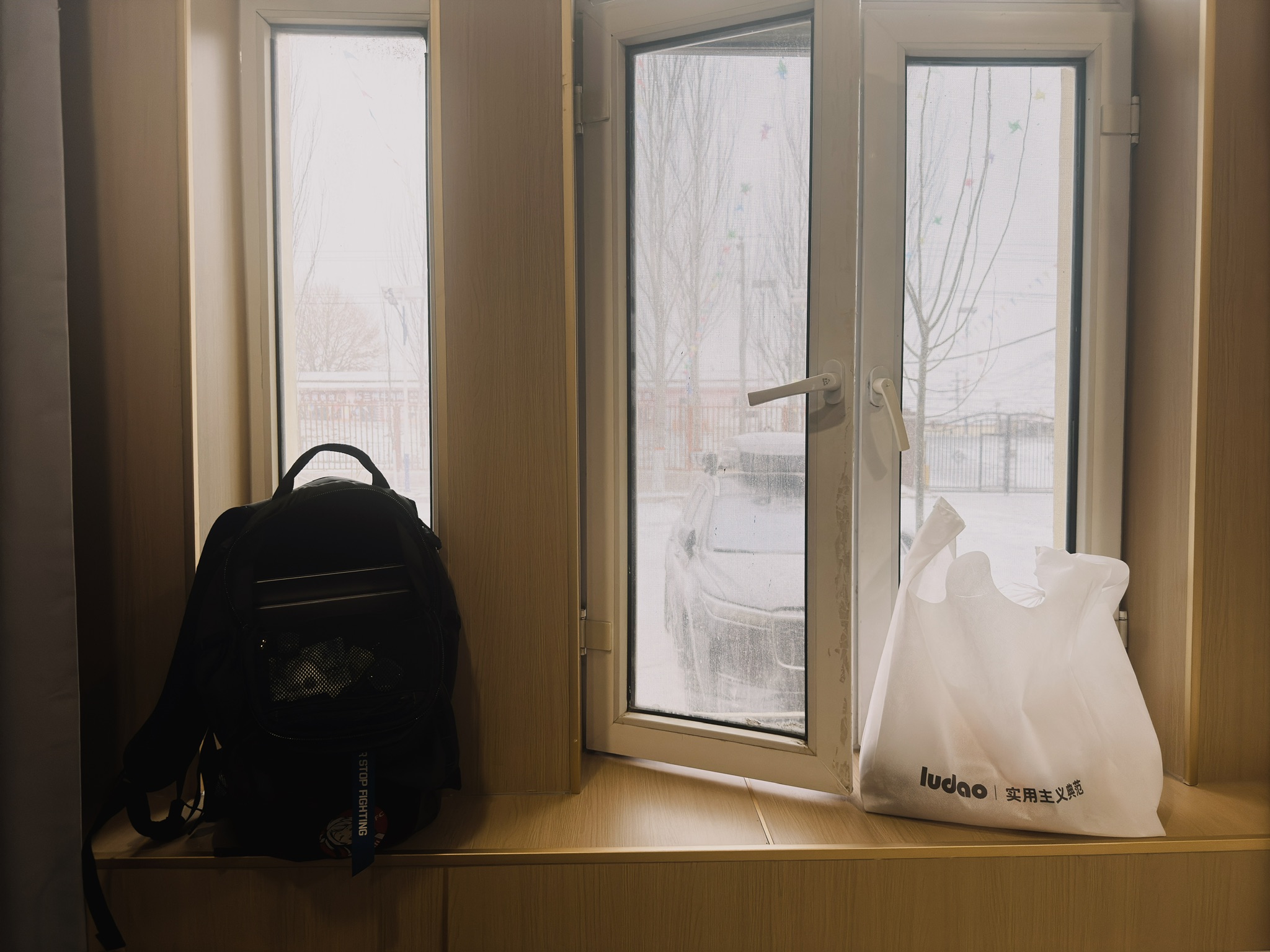 住在一楼，窗外就是车的感觉特别好