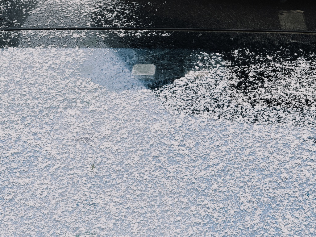 停车监控一夜的行车记录仪烘化了附近玻璃上的雪