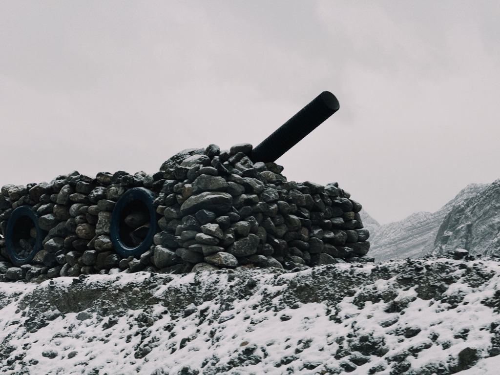 路两边用石头加轮胎堆砌的坦克