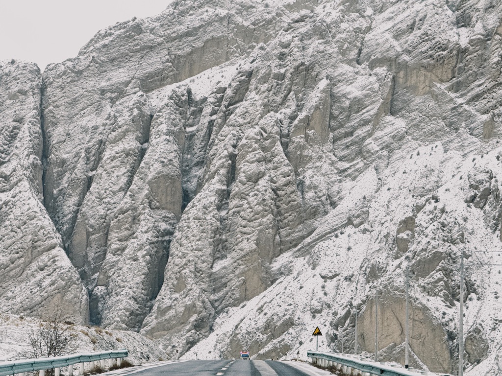 雪填缝了岩石的断层