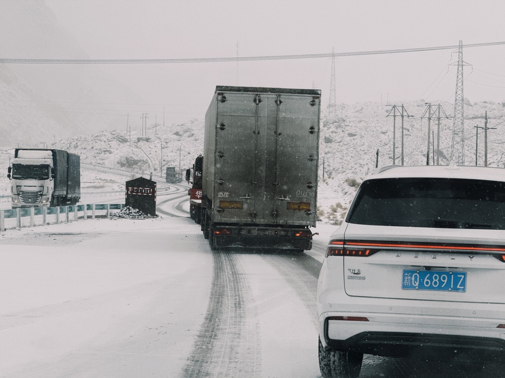 大家小心翼翼地经过检查站
