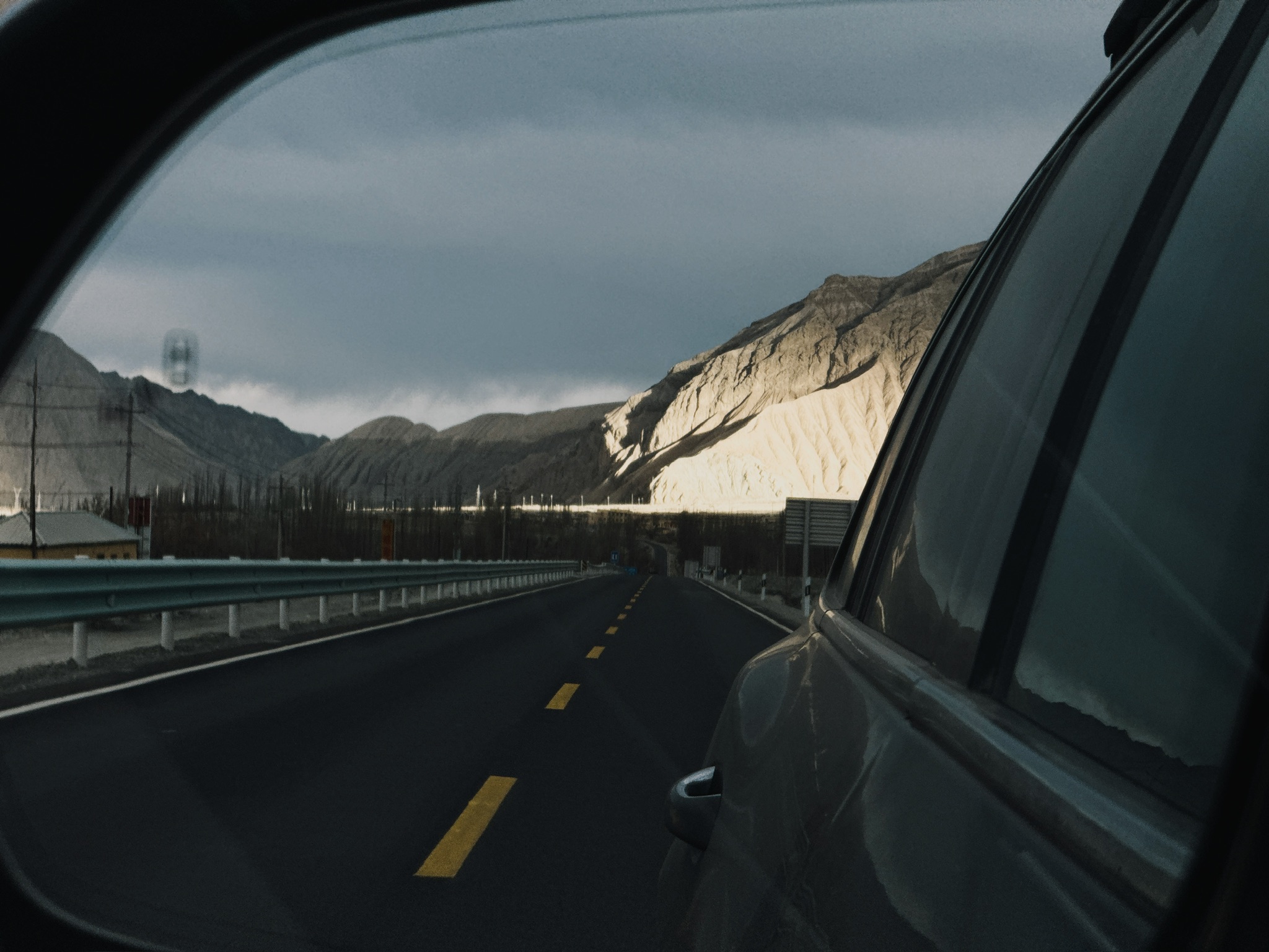 一种在平日绝无可能看到的明暗对比