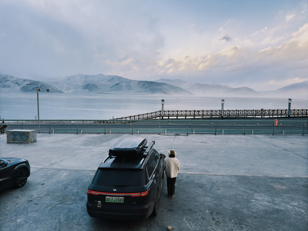 恙儿和理想 ONE 和白沙湖和白沙山