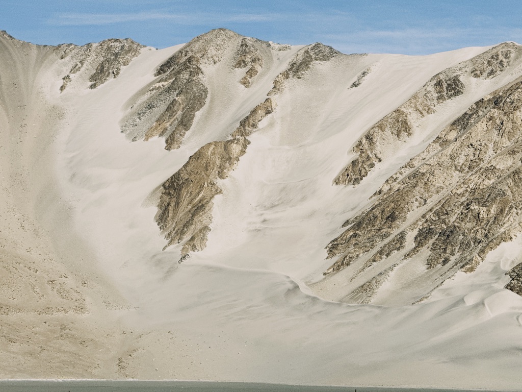 村子对面的白沙山