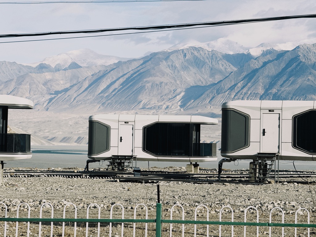 村口高端的营地民宿，一晚上要五六百