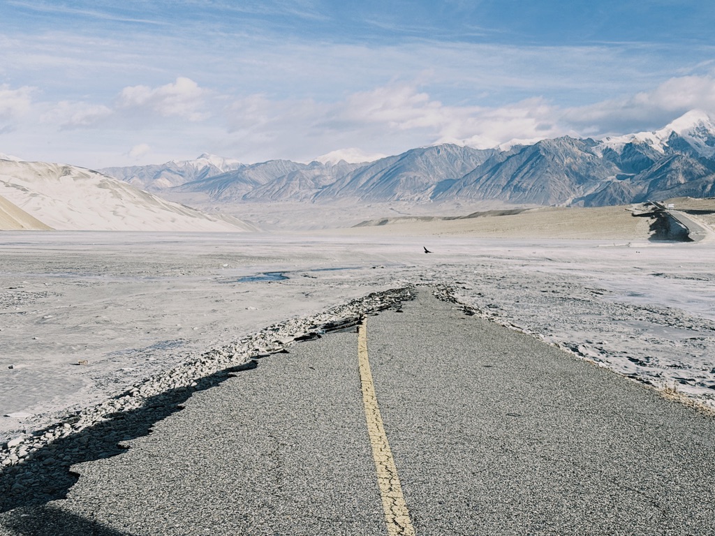 塌了一半的湖心公路