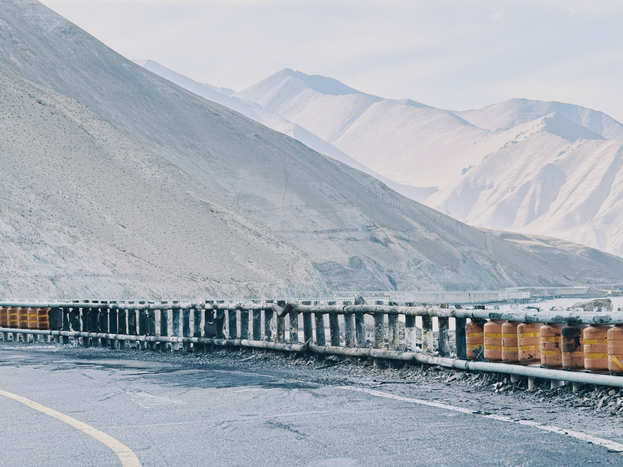 被烧毁的防撞带记录了这里惨痛的事故