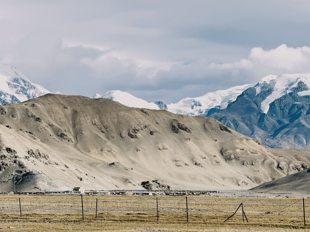 远处能看到苏巴什村