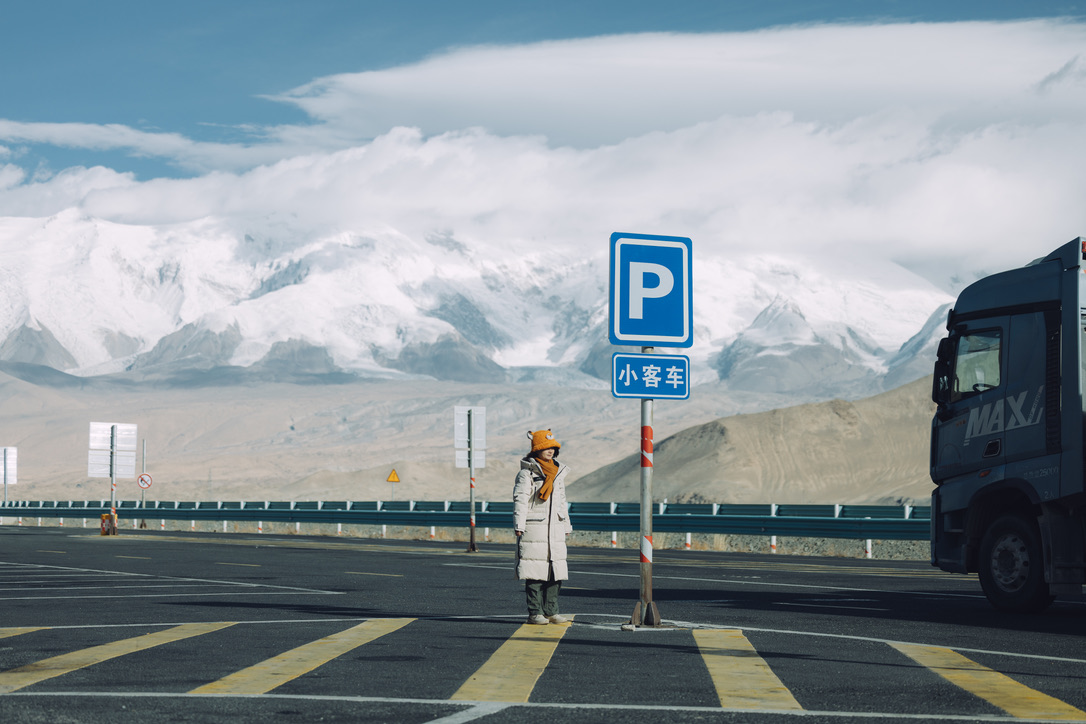 公格尔峰下的小客人