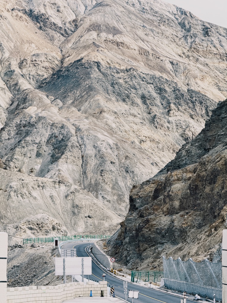 往这个山口里走就是塔县了