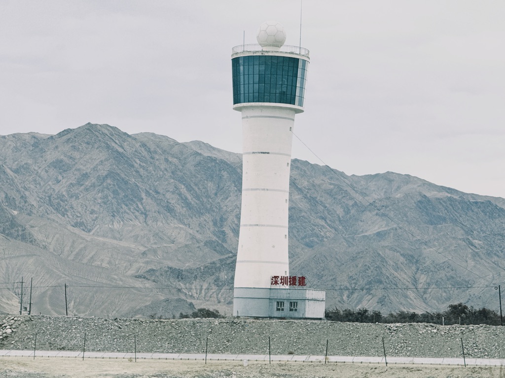 深圳是塔县的援建城市，在这里能看到很多深圳的标语