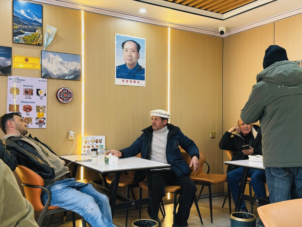 店里的场景，已经全然是外国人的样子了