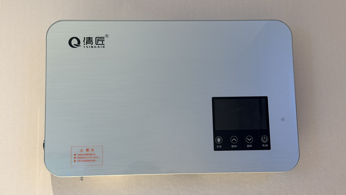 酒店墙上的制氧机，需要保安来遥控开机