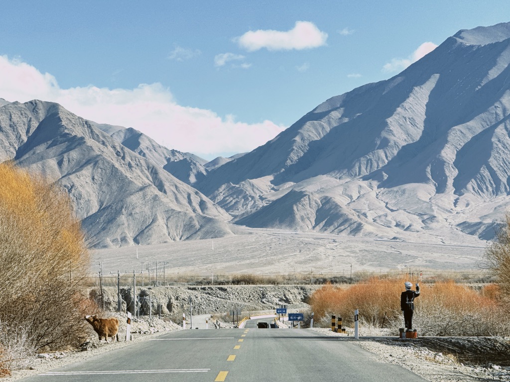 下午两点，拐入盘龙古道的 Z710 线，已经能看到进山的沟沟了。