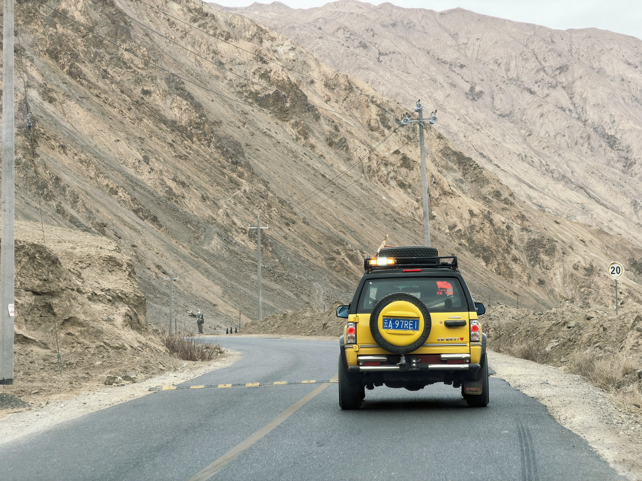 走着走着路边刷出一辆黄色越野车还蛮好看，但改装的刹车灯有点要死不死的