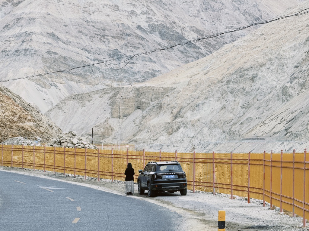 结伴而游的女生