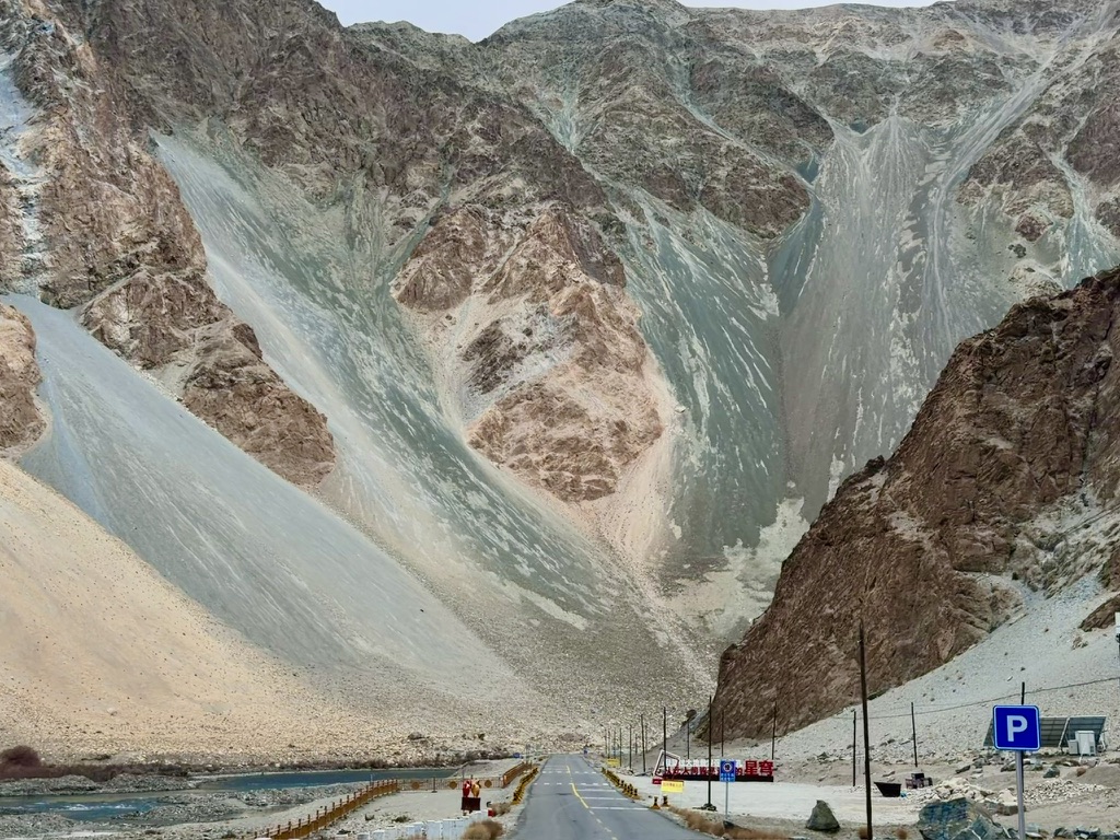 帕米尔之眼，有一说一，更像牛逼