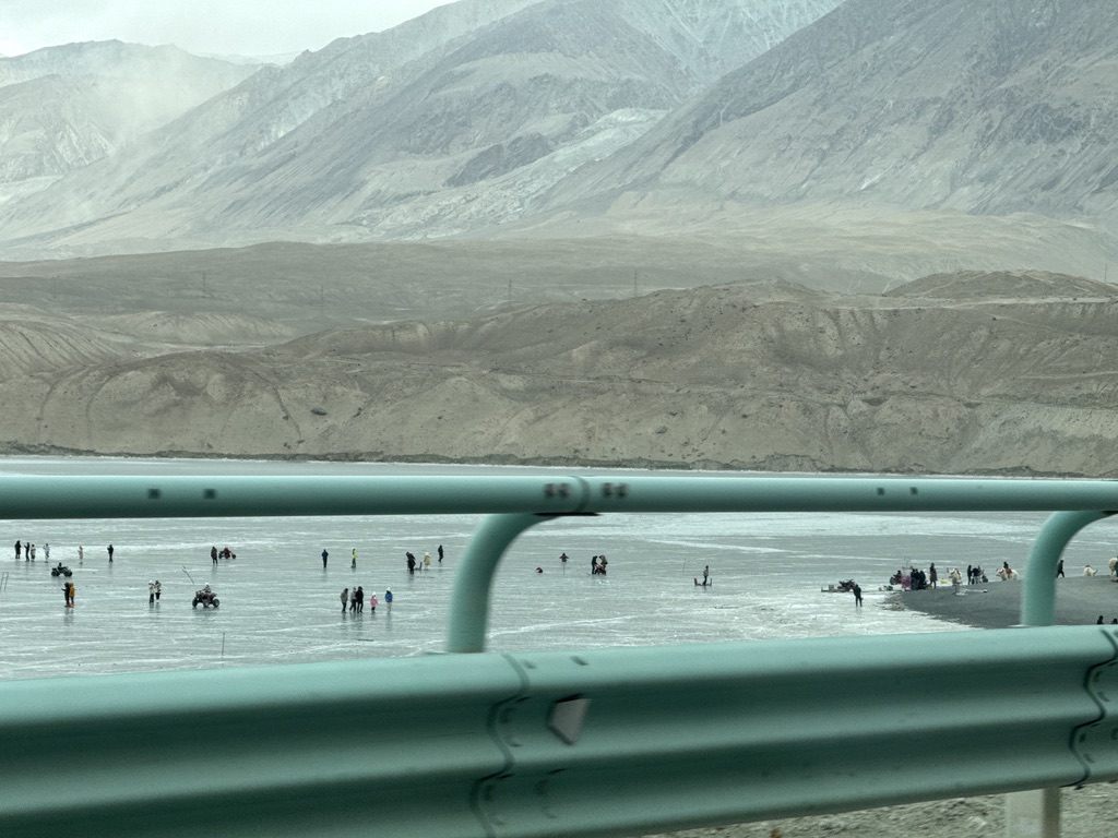 白沙湖上游玩的游客，可以断定的是，他们每人都花了 40