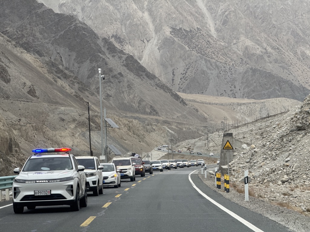 遇到压速带队的警车，后面跟着几百米的车队