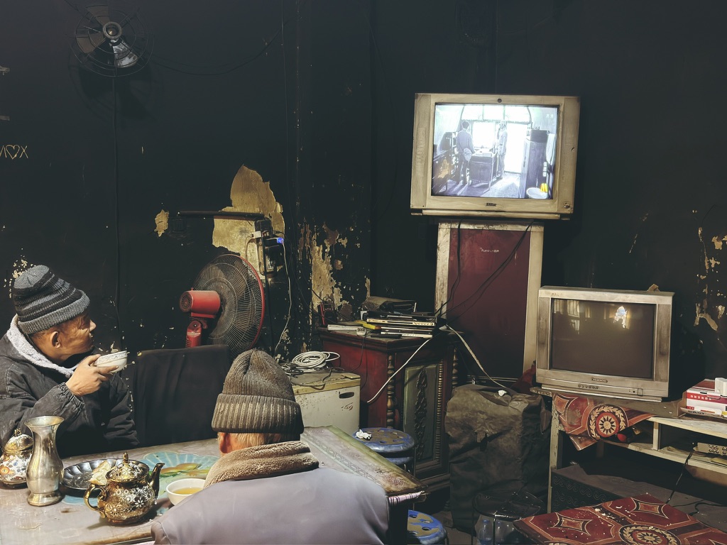 店内两台电视机分别接了一台 DVD 机。