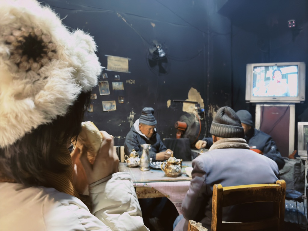 恙儿加入了看电视的大军