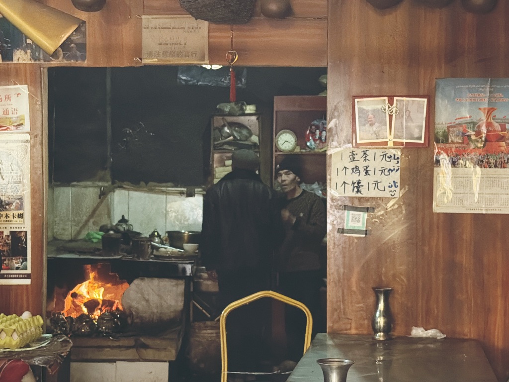 柴火烧茶，右面的是老板