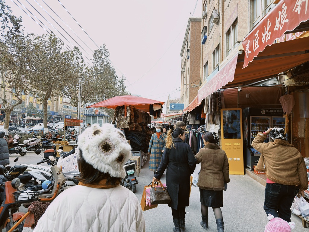 商场外围的摊贩