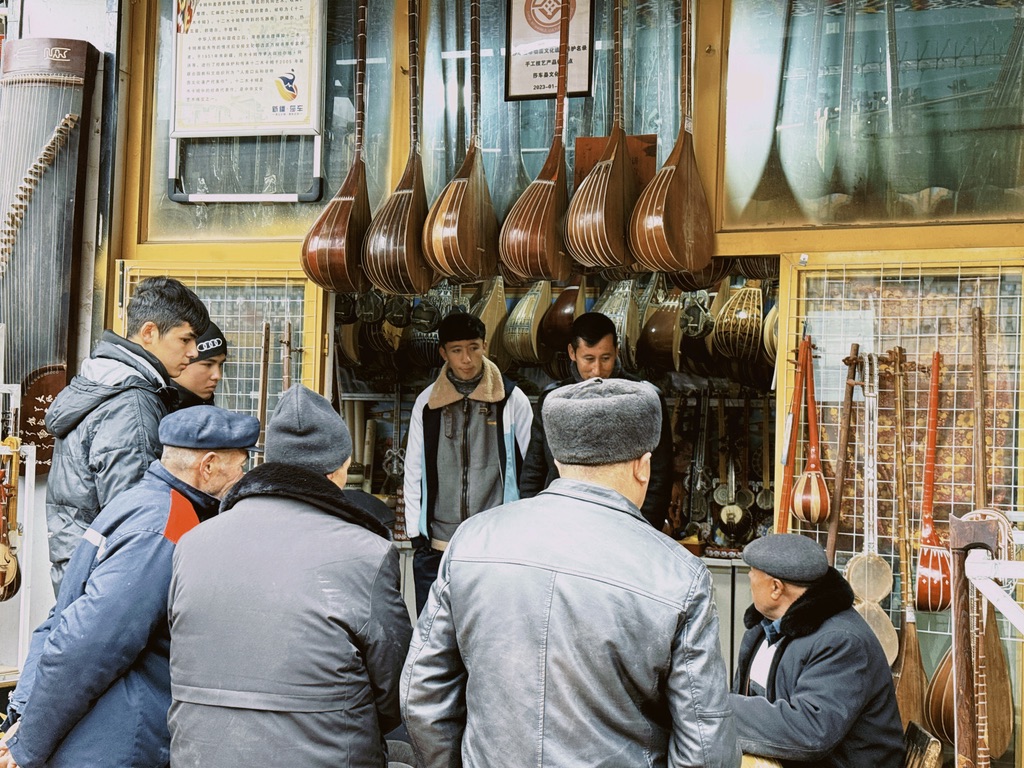 十二木卡姆乐器店门口挤满了人