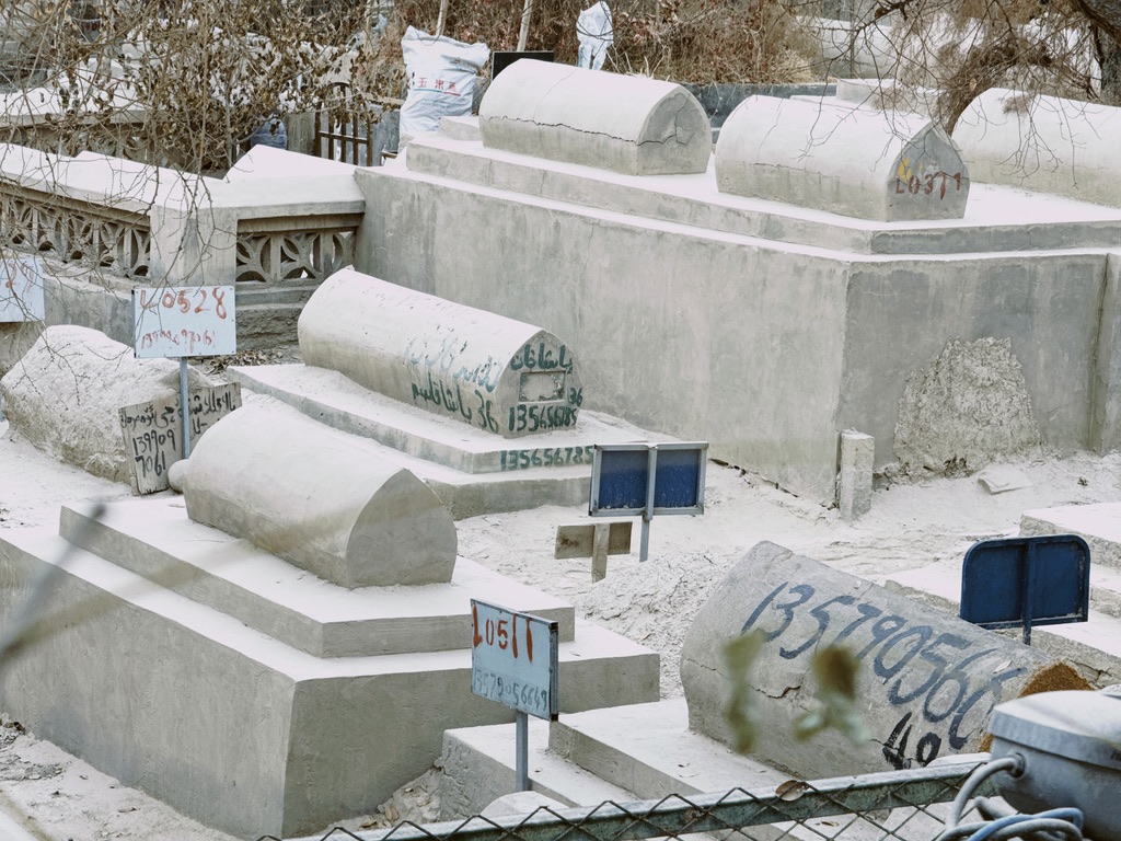 写着电话号码的公墓