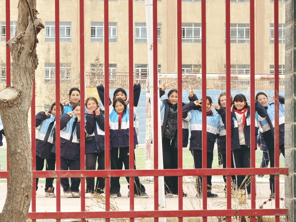 恙儿拍的学校操场上的孩子们