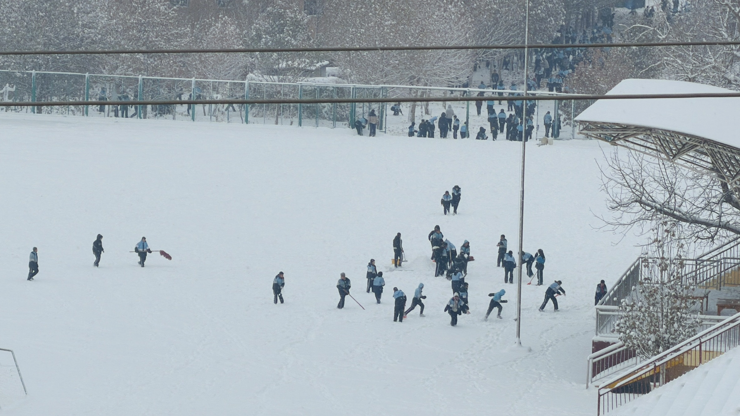 十一点钟，学校里的孩子们出来玩雪了