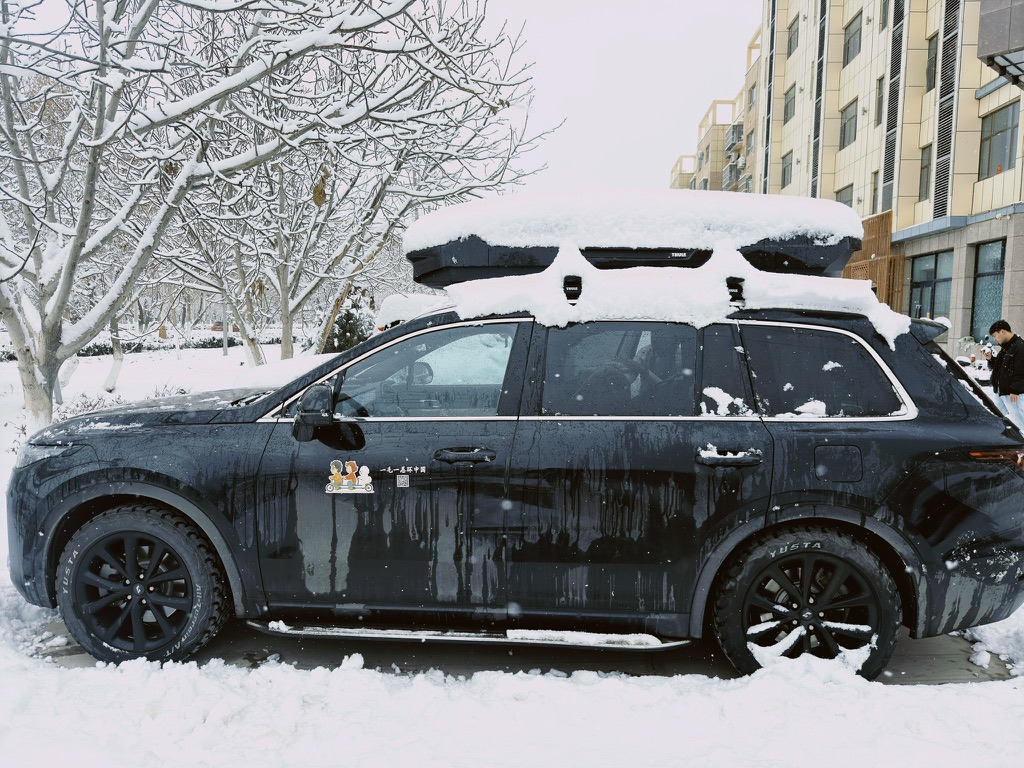 两个人一个拖把一个铲刀，终于让车可以走了