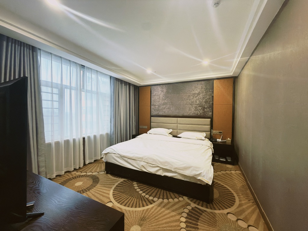 卧室是 75 寸小米电视