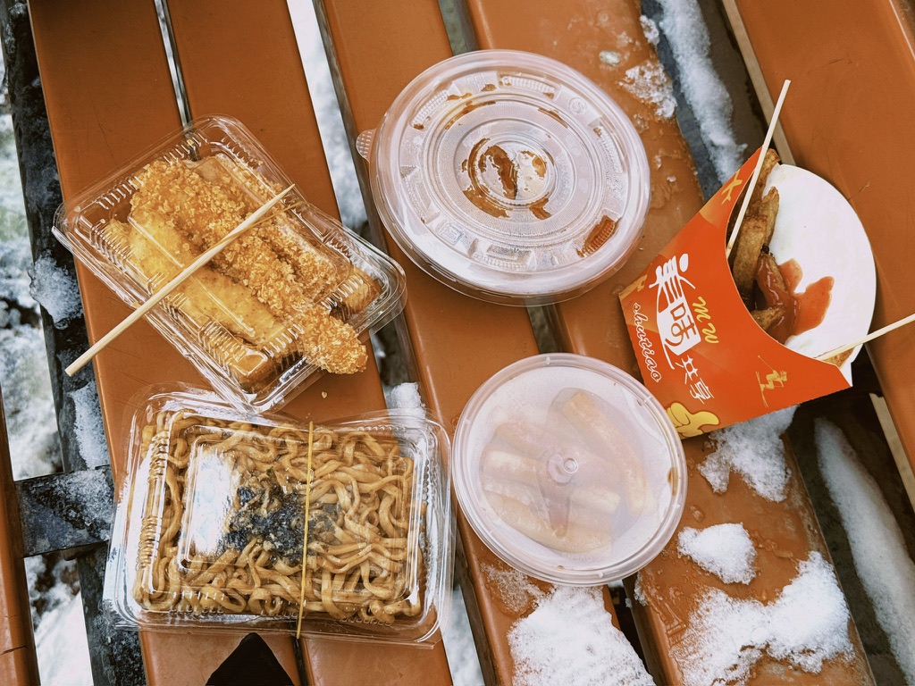 1-2 元一盒的火鸡面、炸薯条、炒年糕、炒米粉
