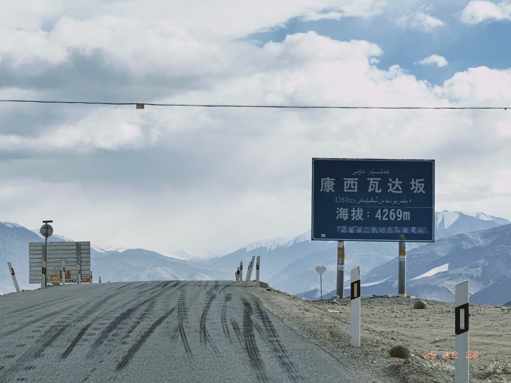 康西瓦达坂，注意右侧白色三角