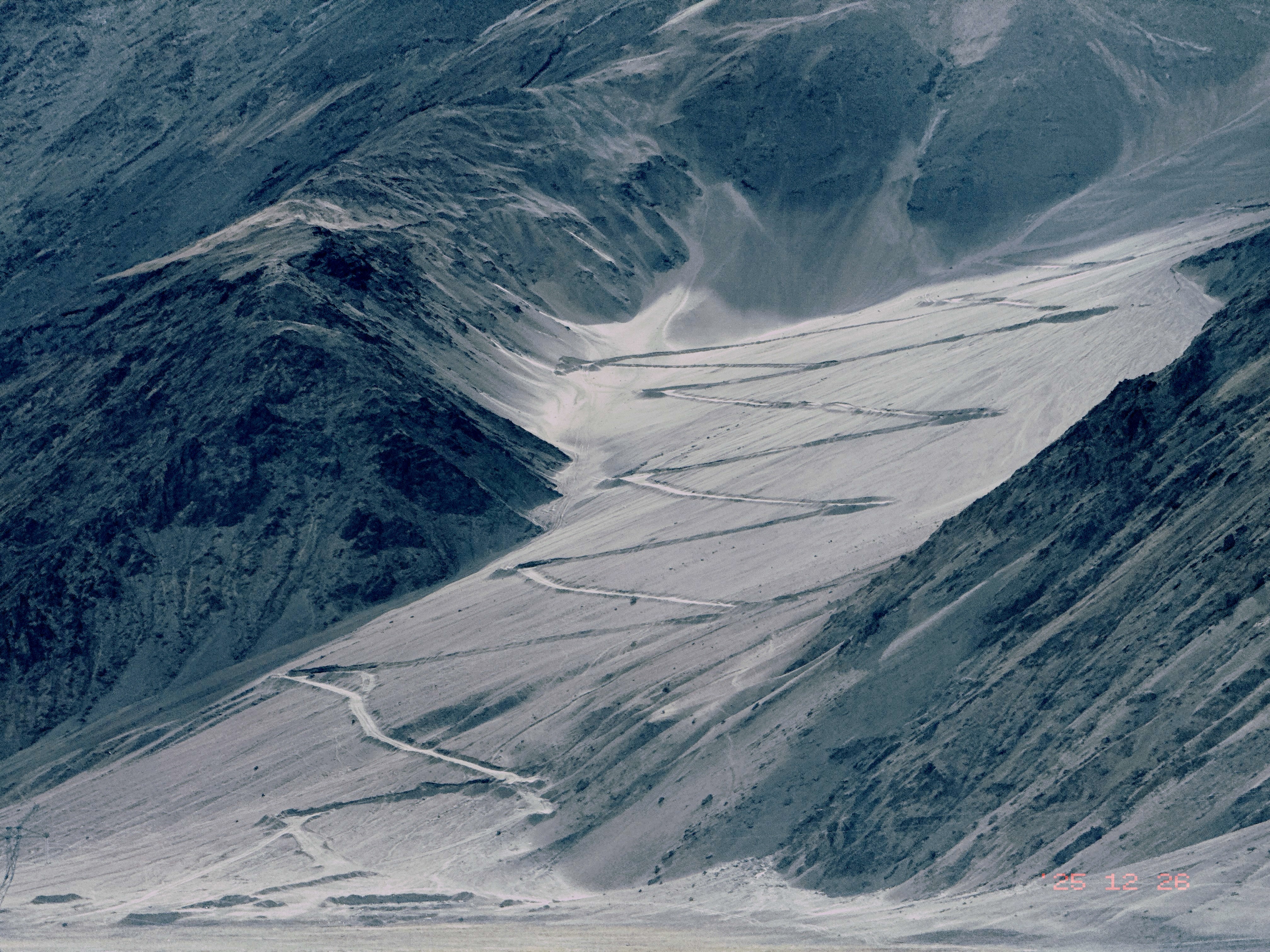 这样的上山路，只有履带式挖掘机能走吧