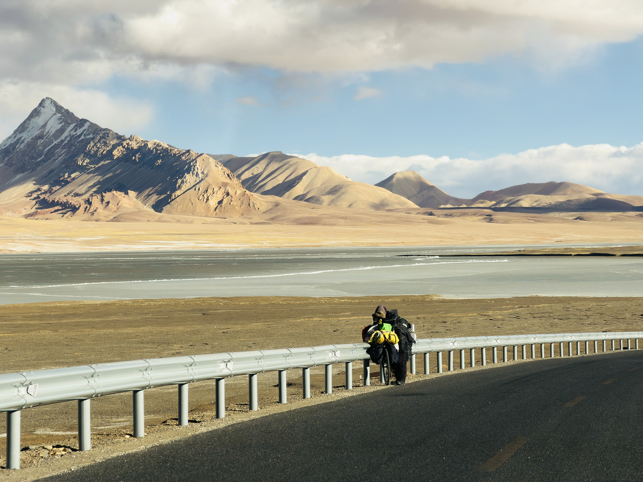 骑行穿越死人沟的牛人