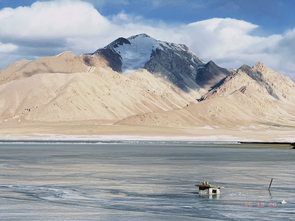 中校说这是军队的建筑，选址低了，后来水位上升直接给淹了