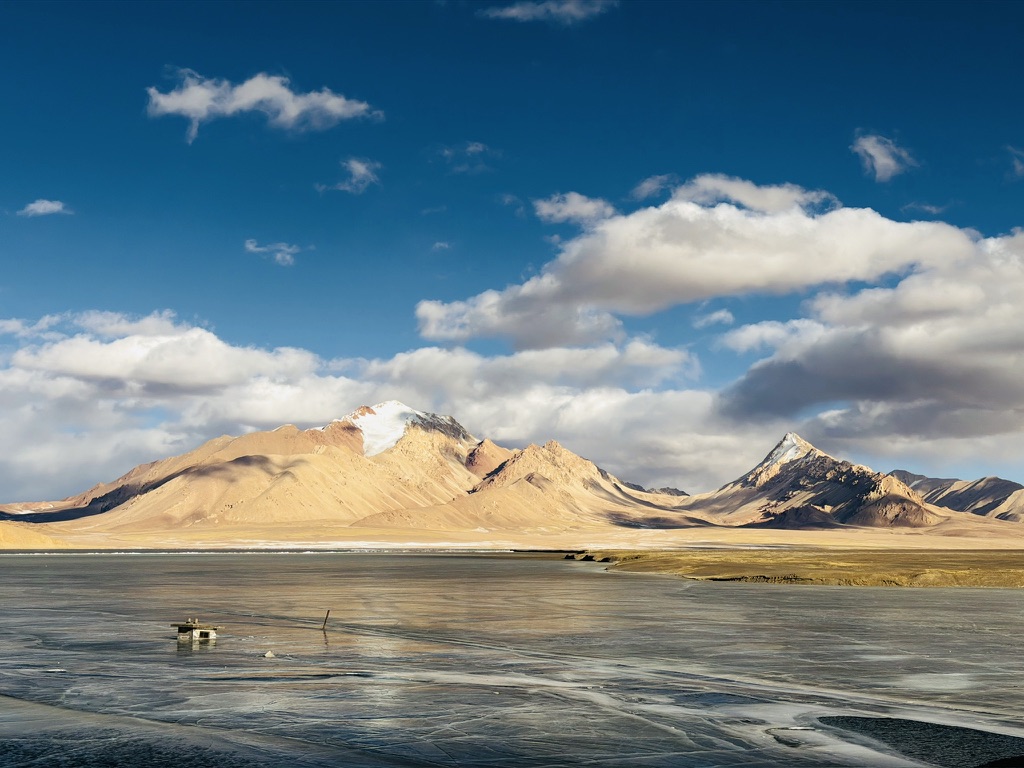 冰湖右侧的活水是泉眼流出来的水