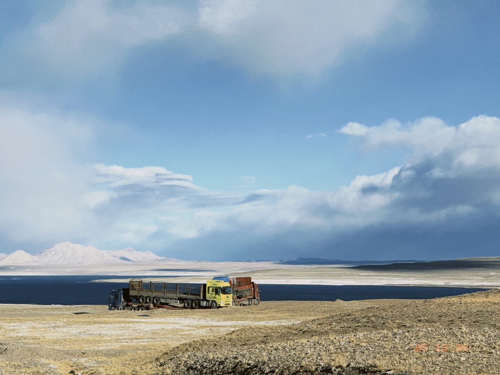 龙木措边做不可描述之事的三辆半挂车