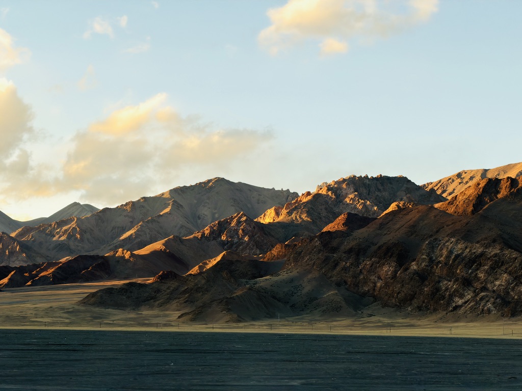 夕阳洒在层次分明的山脊上