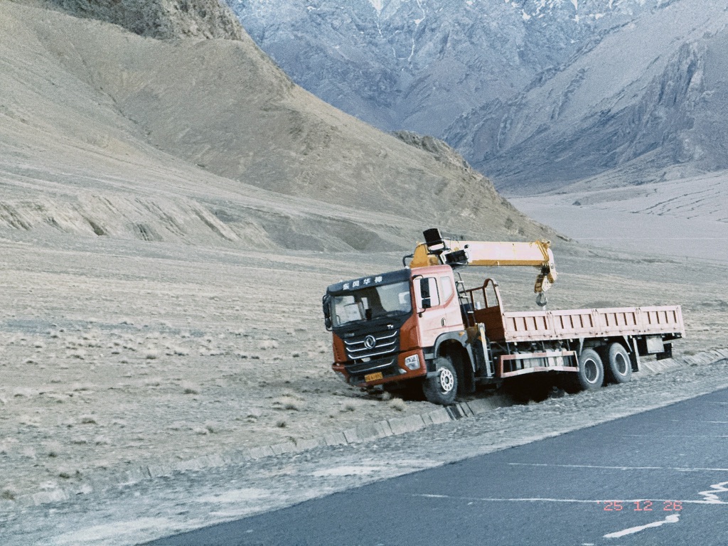 临近多玛，还有翻车的，看起来是疲劳驾驶