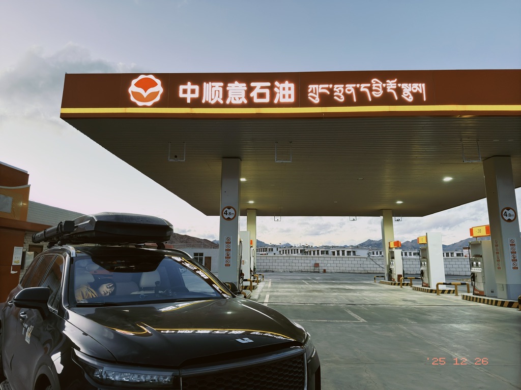 在消耗完所有的油以后，终于在多玛乡遇到加油站