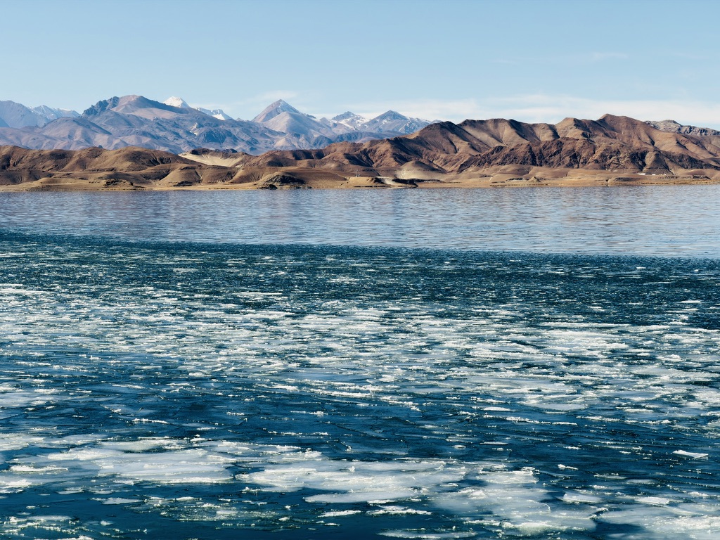 湖水，岸冰，雪山