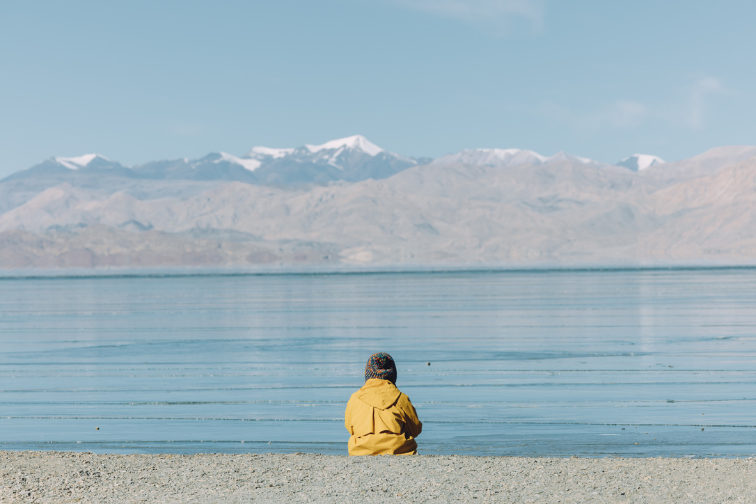 恙儿坐在班公措边