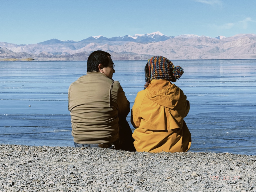 沙皮毛和恙儿坐在班公措边