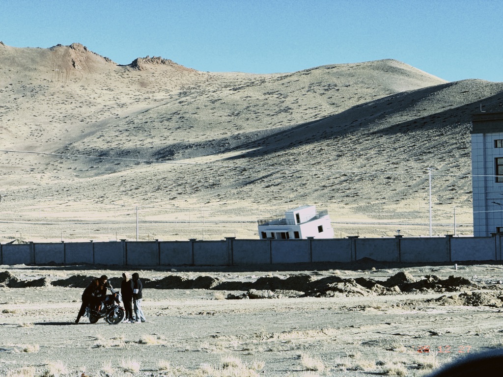 进入噶尔县，看到交流摩托车的藏民和沉降的房子