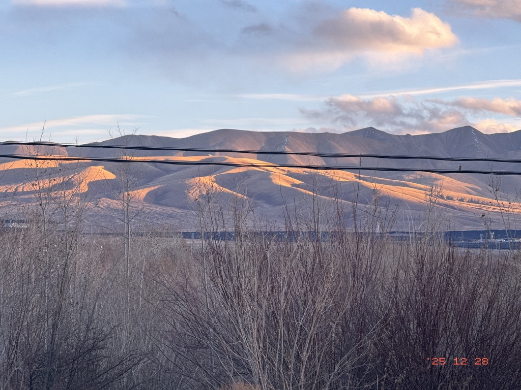 夕阳侧光下的山坡