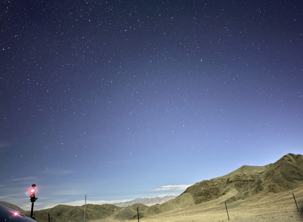 恙宝用手机拍的星空，左下角是在延时录像的 Pocket3